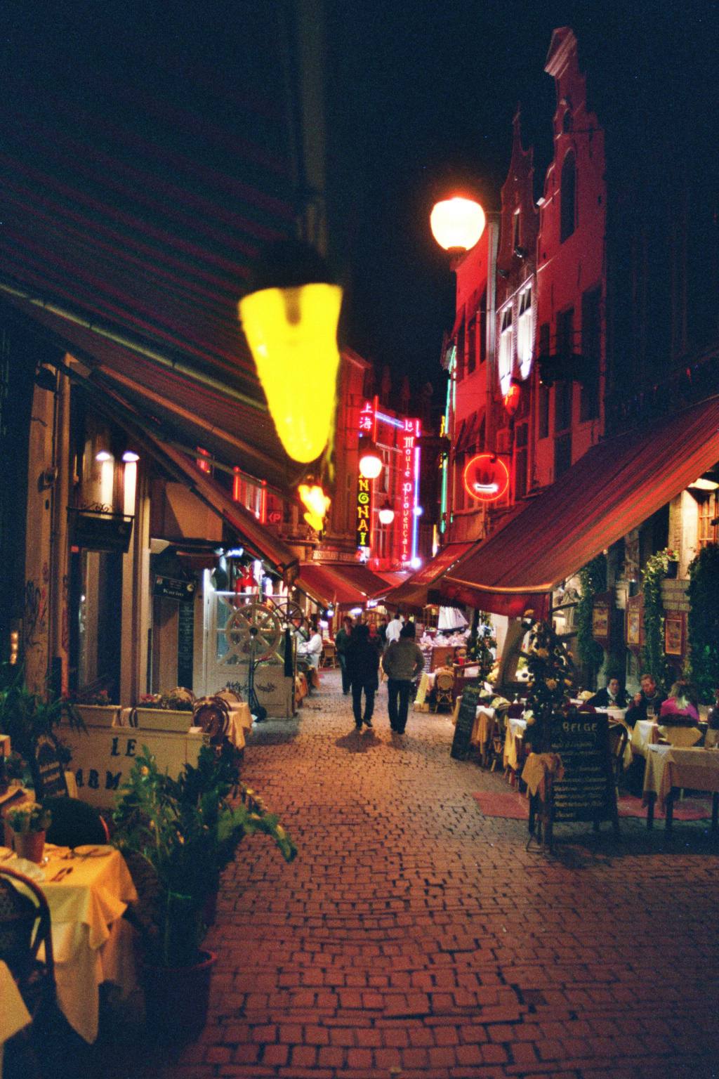 bruessel_fressmeile_fischrestaurante_bei_nacht.jpg