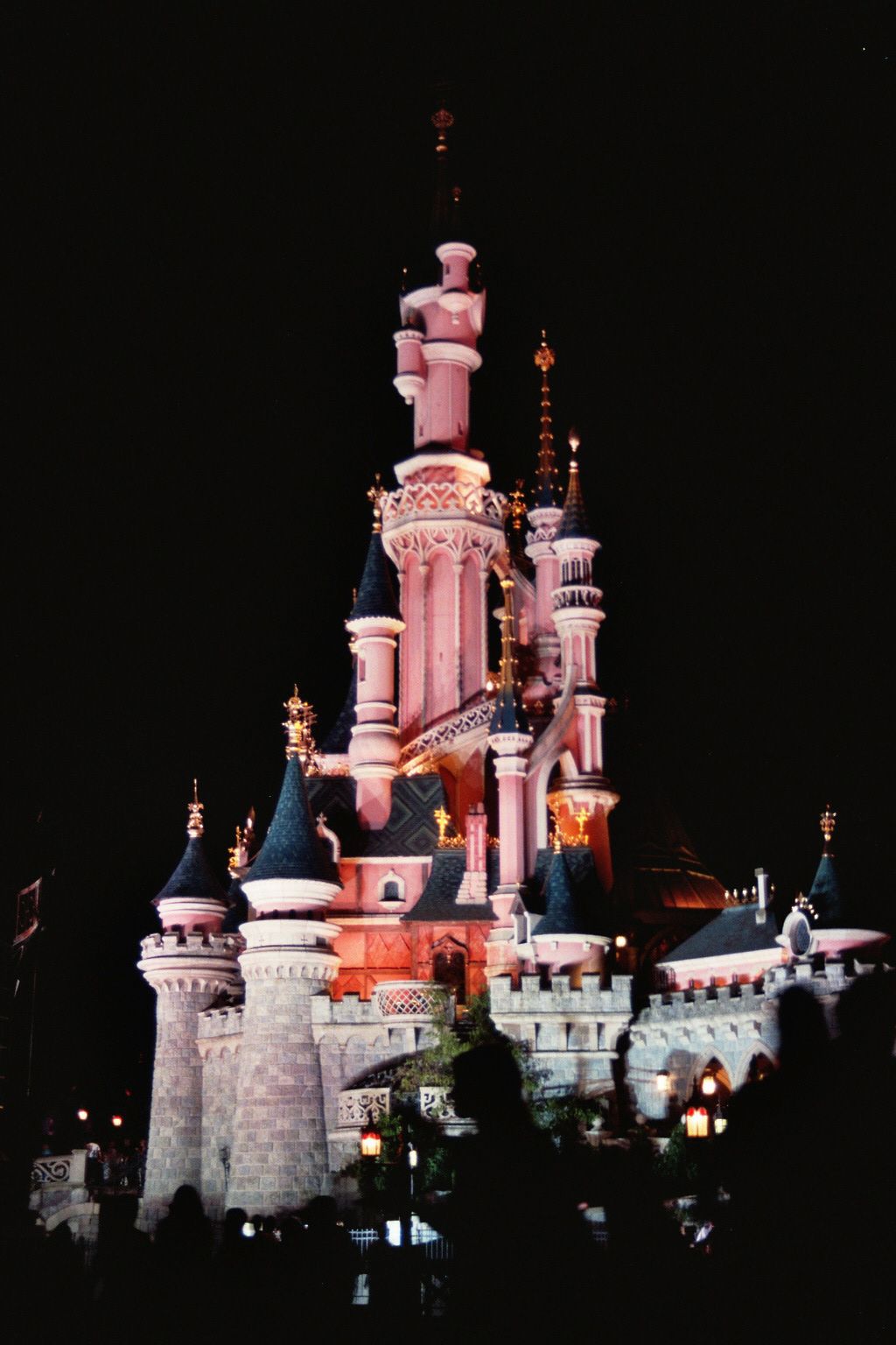 Disneyland_Paris_Schloss_bei_Nacht.jpg
